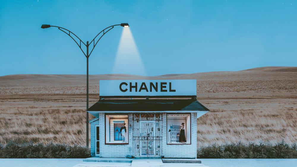 Una caseta en mitad del desierto con un letrero que puede leer "Chanel"