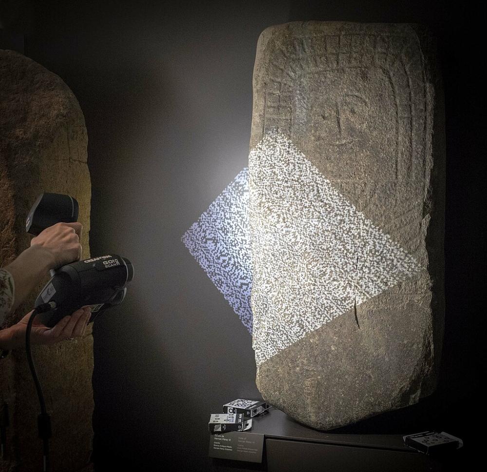 escaner que proyecta un patrón de luz sobre una pieza arqueológica para ser reproducida