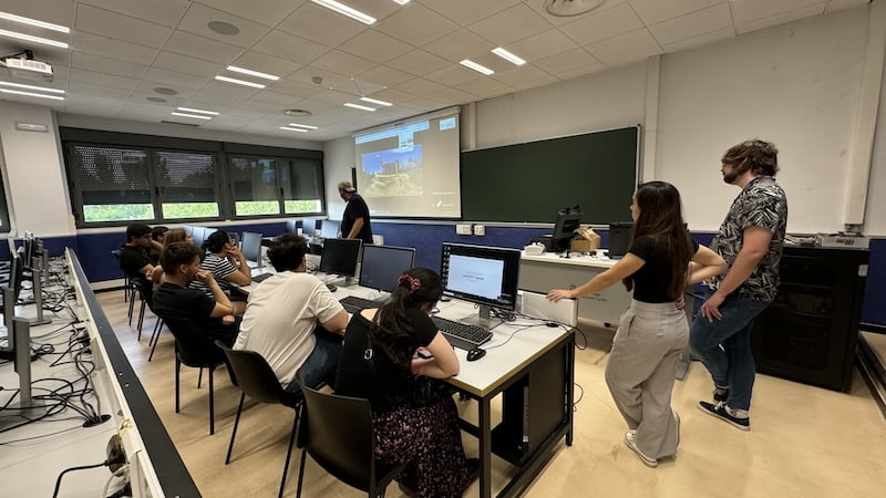 Estudiantes realizando una actividad en el aula