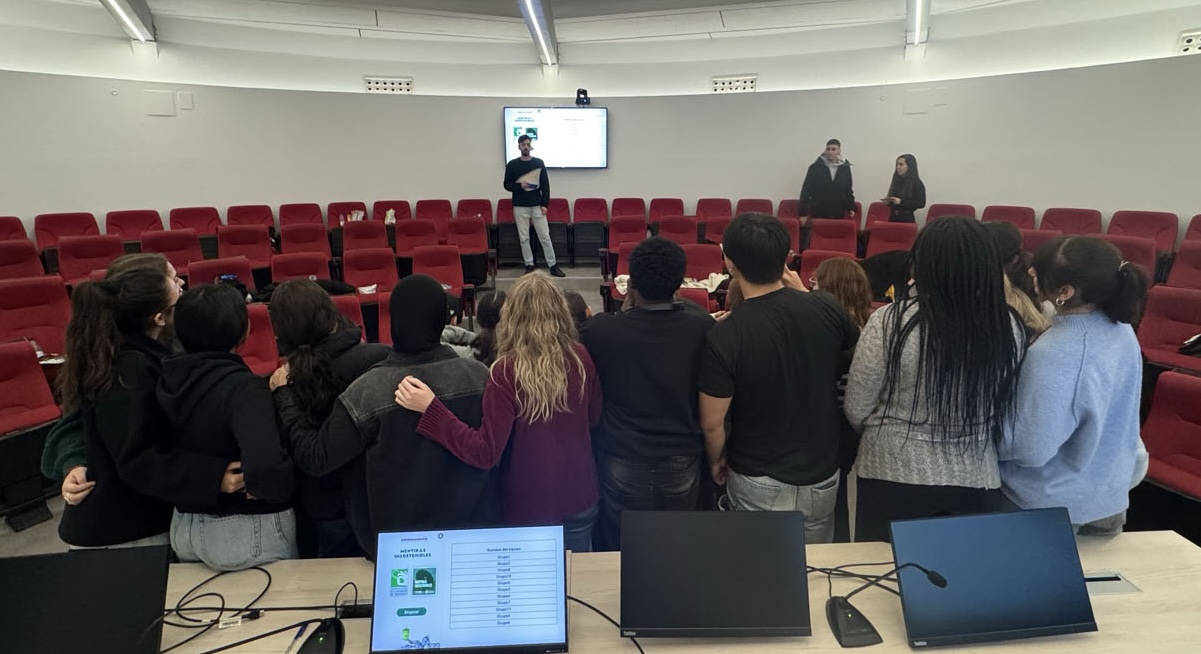 Estudiantes cerrando la actividad