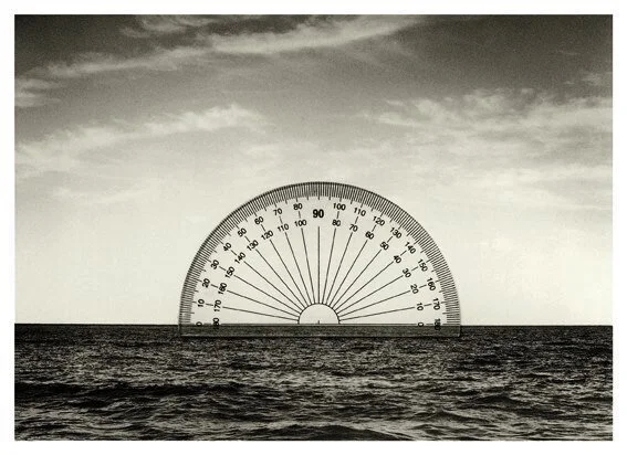 Transportador semicircular emergiendo del horizonte del mar, creando una composición surrealista en blanco y negro.