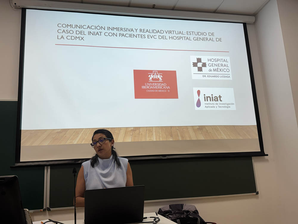 María Isabel Márquez Solano impartiendo el seminario