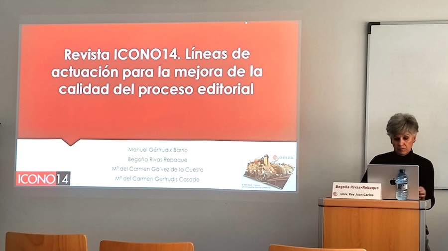 Begoña Rivas impartiendo la ponencia de ICONO14