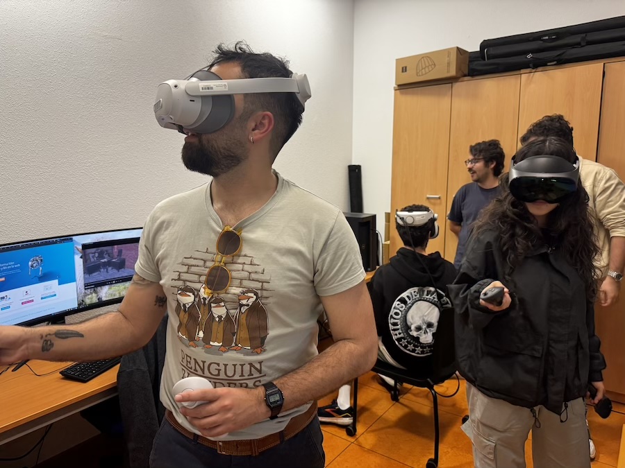 Students from the Master’s Degree in Investigative Journalism at Universidad Rey Juan Carlos (URJC) take part in a hands-on immersive technologies session at the Ciberimaginario Research Group and XRCOMLAB facilities, using VR headsets to explore virtual reality experiences and interactive storytelling applications for journalism and digital communication.